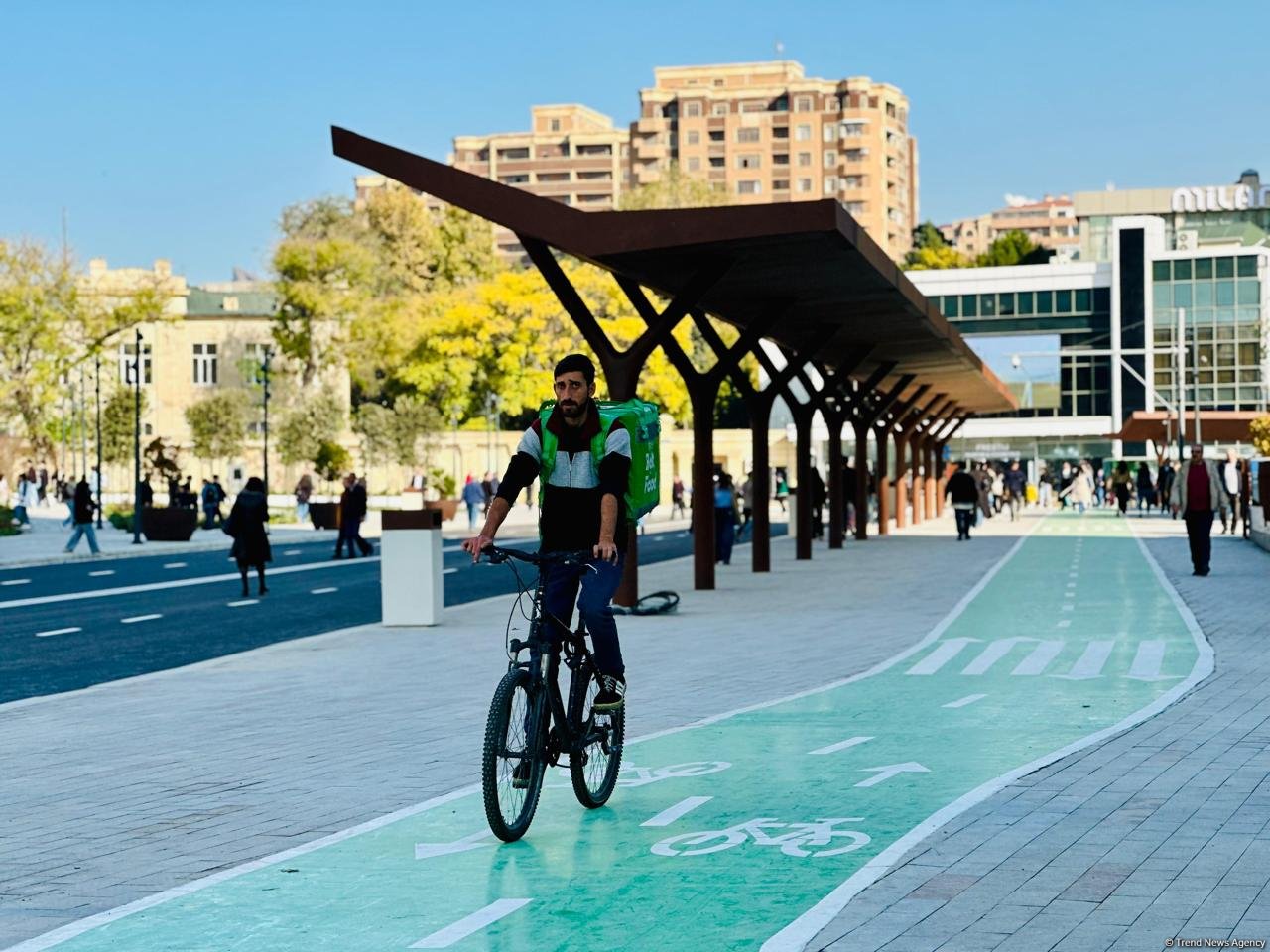 Кадры с территории перед станцией метро «28 Мая» в Баку после реконструкции  (ФОТОРЕПОРТАЖ)