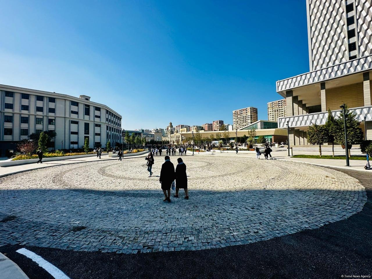 Кадры с территории перед станцией метро «28 Мая» в Баку после реконструкции  (ФОТОРЕПОРТАЖ)