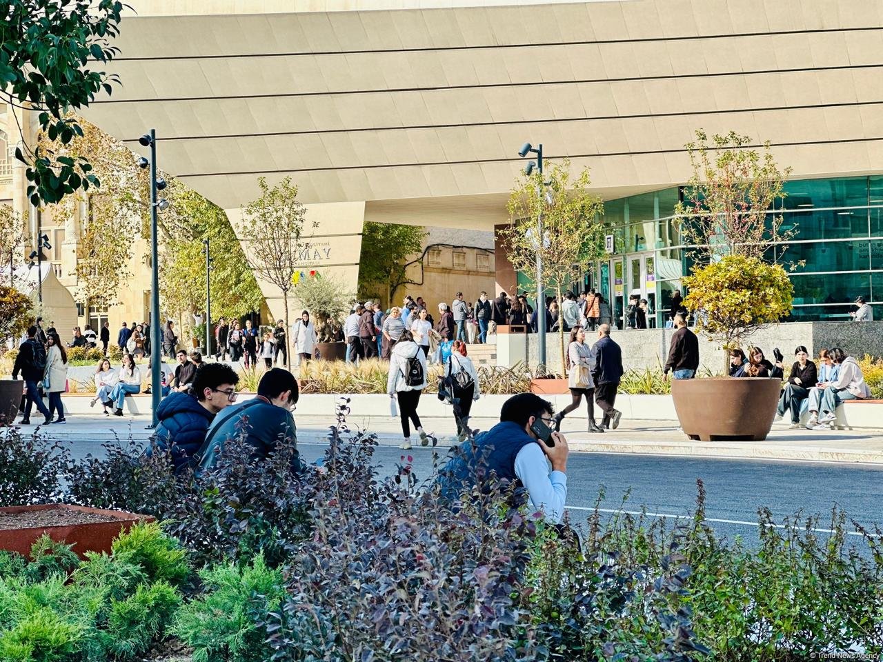 Кадры с территории перед станцией метро «28 Мая» в Баку после реконструкции  (ФОТОРЕПОРТАЖ)