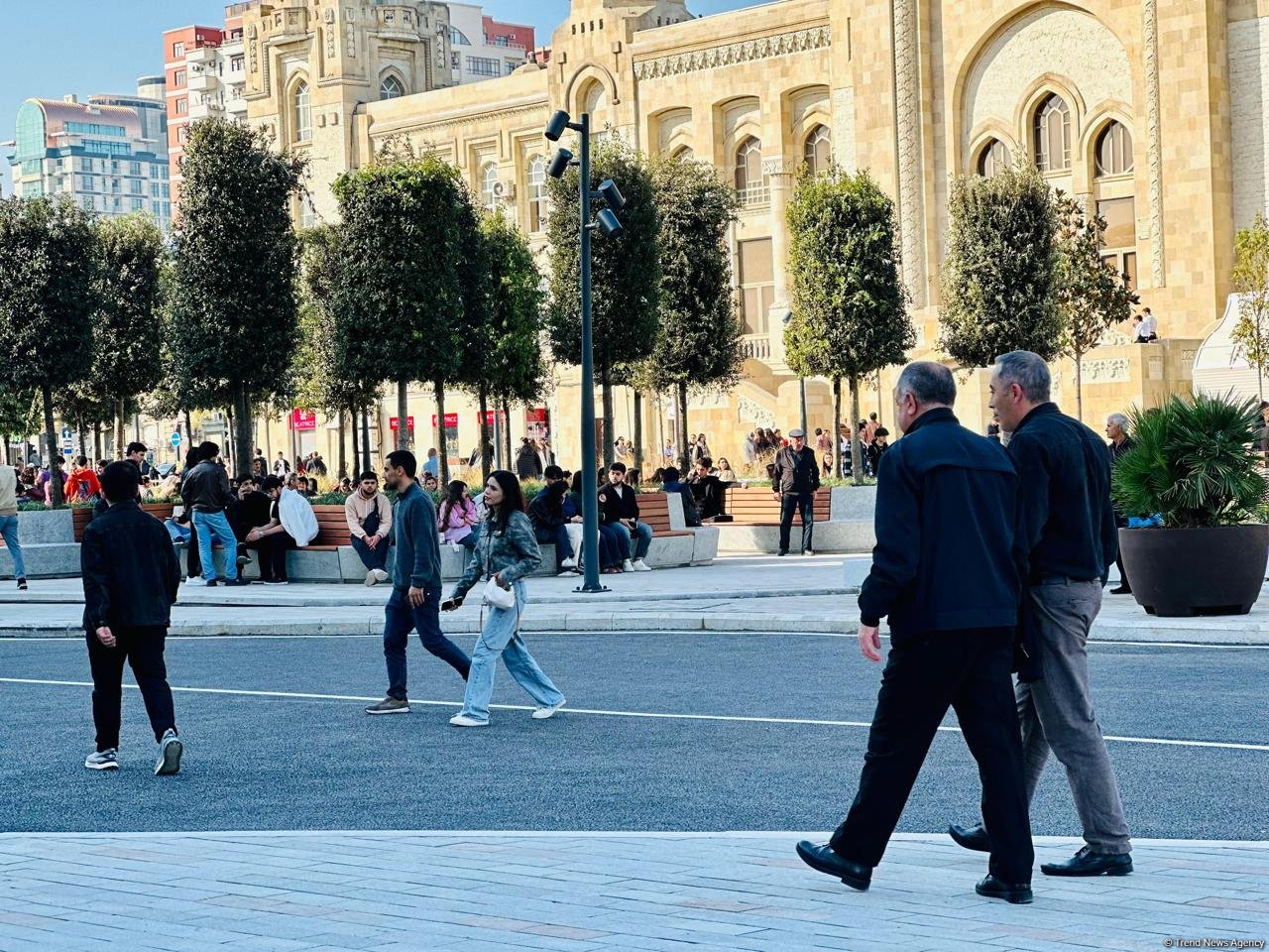 Кадры с территории перед станцией метро «28 Мая» в Баку после реконструкции  (ФОТОРЕПОРТАЖ)