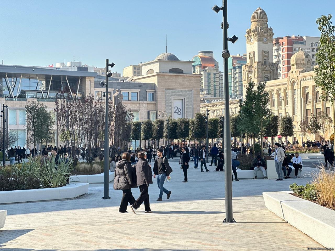 Кадры с территории перед станцией метро «28 Мая» в Баку после реконструкции  (ФОТОРЕПОРТАЖ)