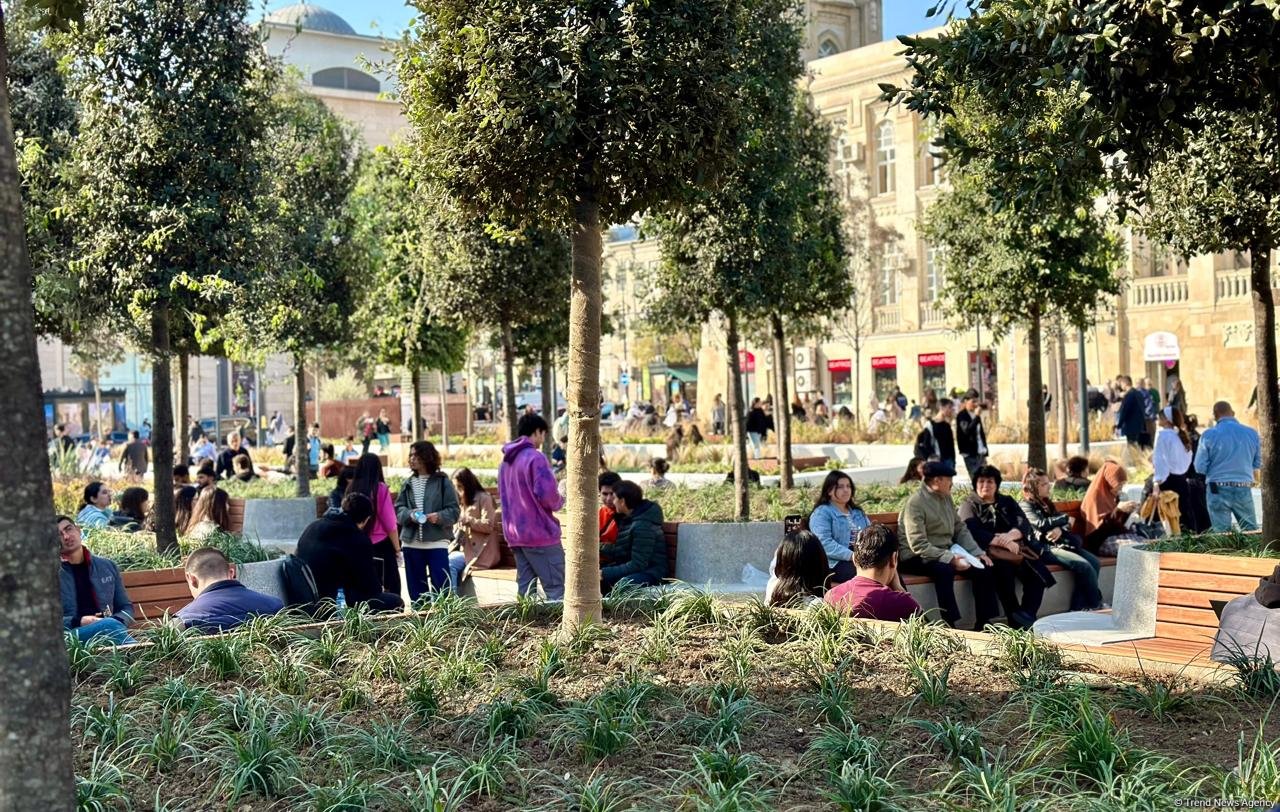 Кадры с территории перед станцией метро «28 Мая» в Баку после реконструкции  (ФОТОРЕПОРТАЖ)