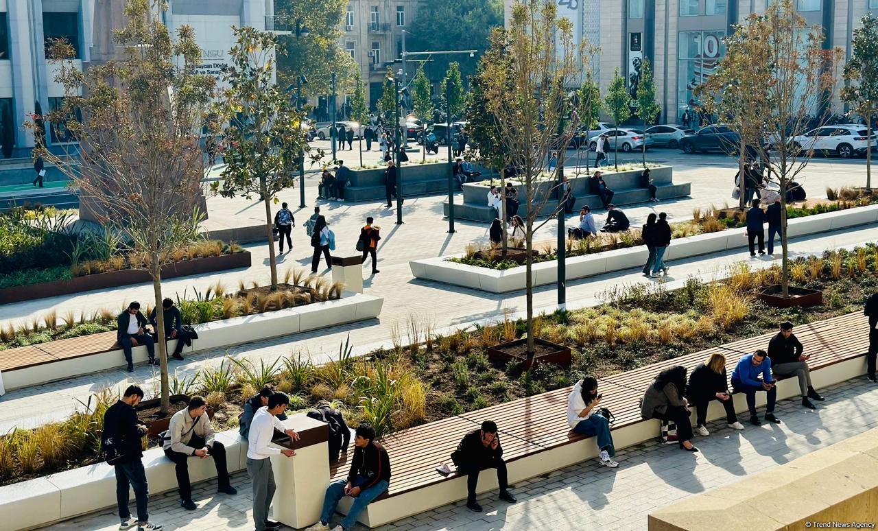 Кадры с территории перед станцией метро «28 Мая» в Баку после реконструкции  (ФОТОРЕПОРТАЖ)