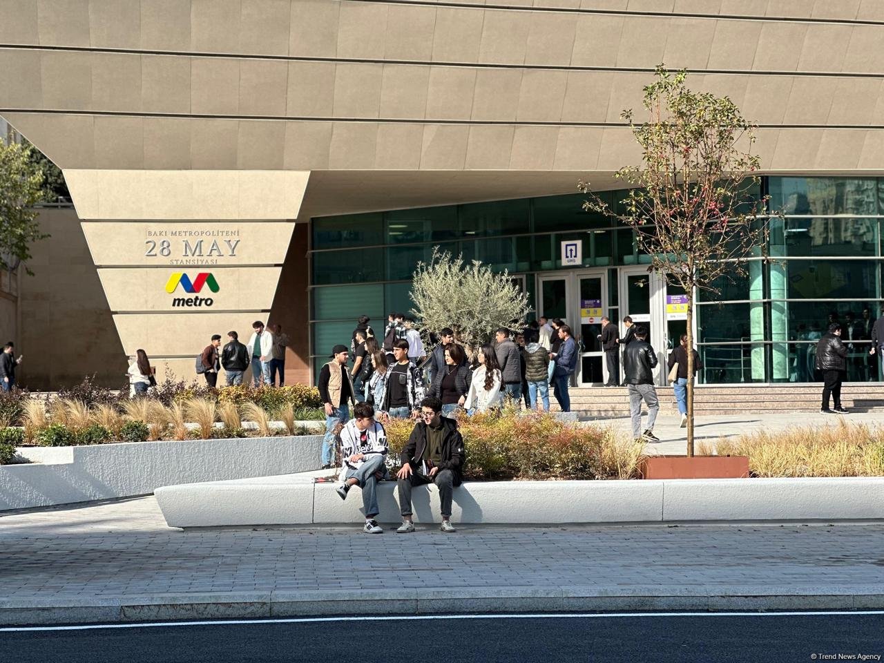 Кадры с территории перед станцией метро «28 Мая» в Баку после реконструкции  (ФОТОРЕПОРТАЖ)