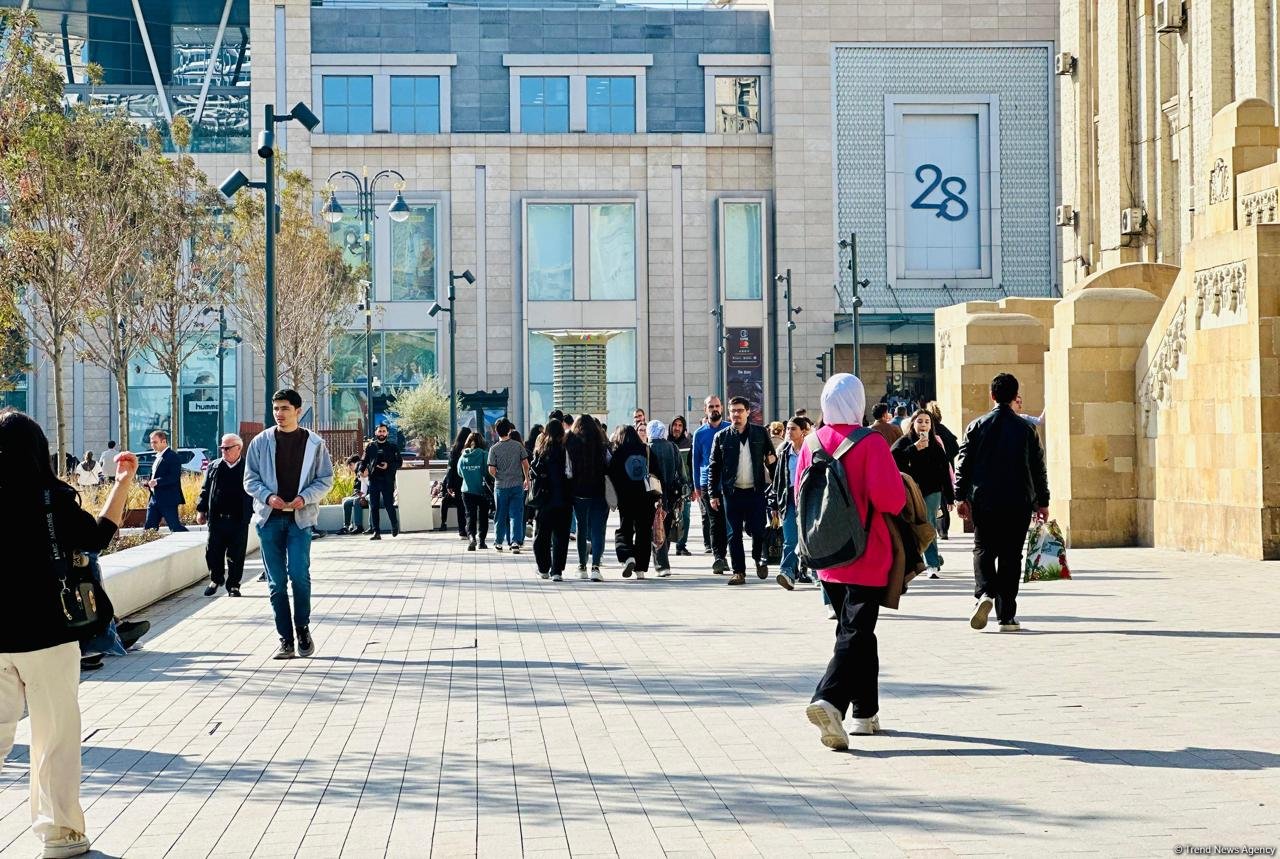 Кадры с территории перед станцией метро «28 Мая» в Баку после реконструкции  (ФОТОРЕПОРТАЖ)