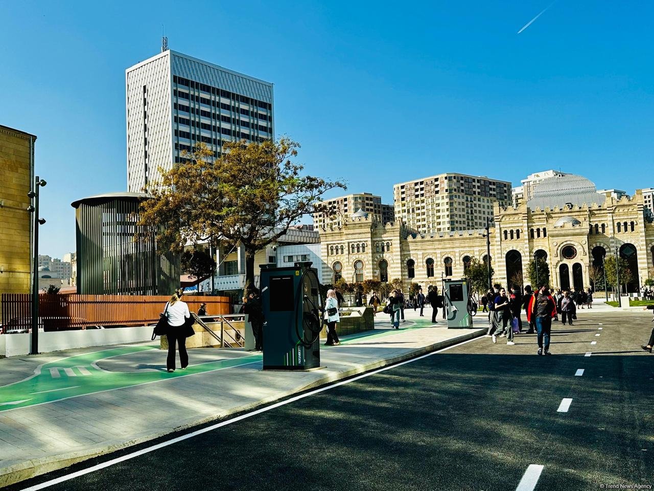 Кадры с территории перед станцией метро «28 Мая» в Баку после реконструкции  (ФОТОРЕПОРТАЖ)