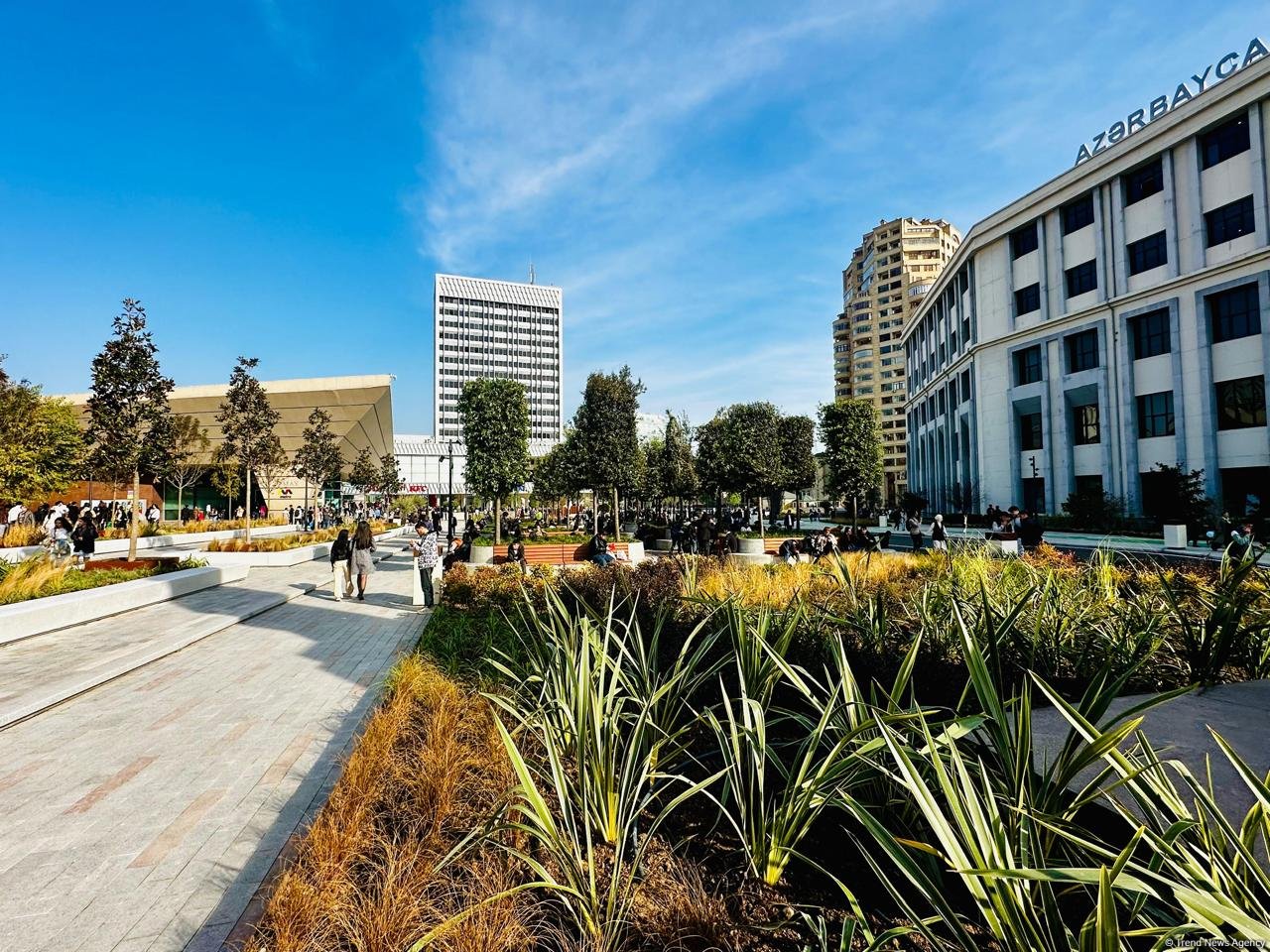 Кадры с территории перед станцией метро «28 Мая» в Баку после реконструкции  (ФОТОРЕПОРТАЖ)