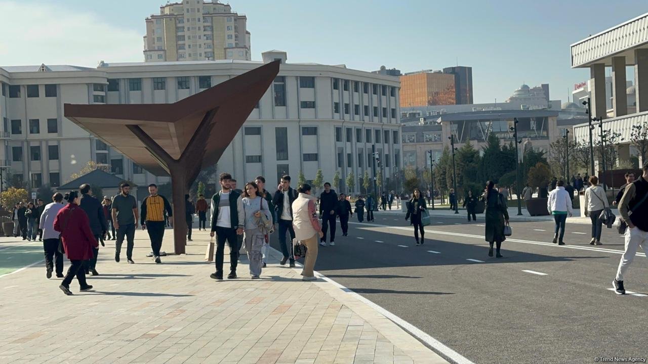 Кадры с территории перед станцией метро «28 Мая» в Баку после реконструкции  (ФОТОРЕПОРТАЖ)