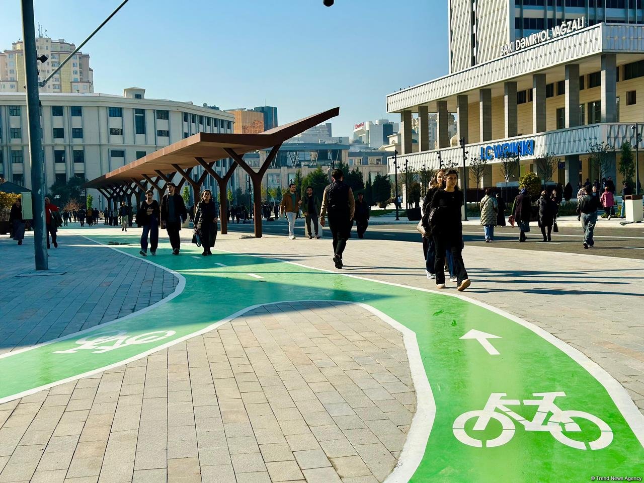 Кадры с территории перед станцией метро «28 Мая» в Баку после реконструкции  (ФОТОРЕПОРТАЖ)