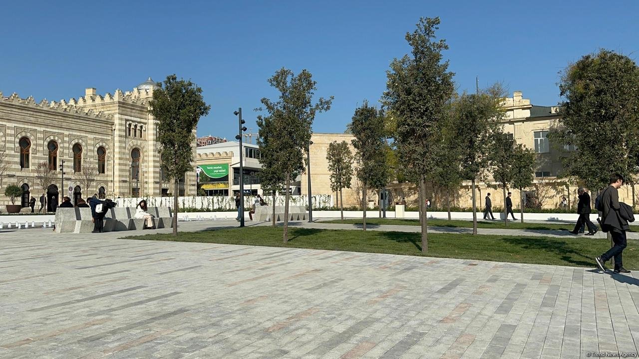 Кадры с территории перед станцией метро «28 Мая» в Баку после реконструкции  (ФОТОРЕПОРТАЖ)