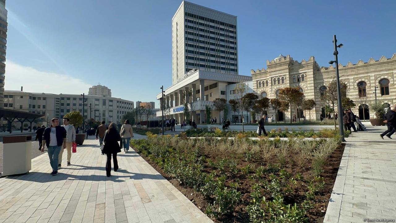 Кадры с территории перед станцией метро «28 Мая» в Баку после реконструкции  (ФОТОРЕПОРТАЖ)