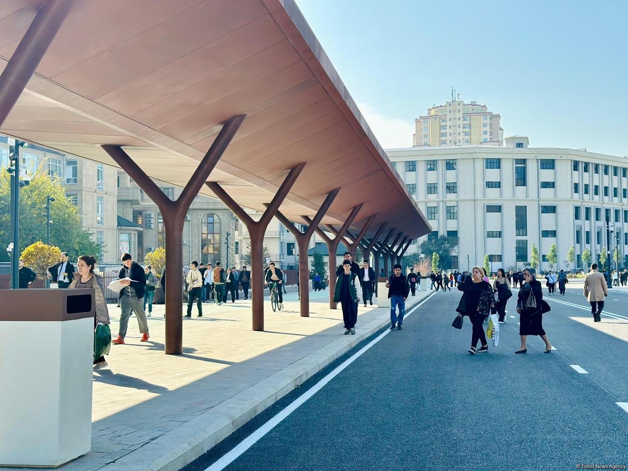 Кадры с территории перед станцией метро «28 Мая» в Баку после реконструкции  (ФОТОРЕПОРТАЖ)