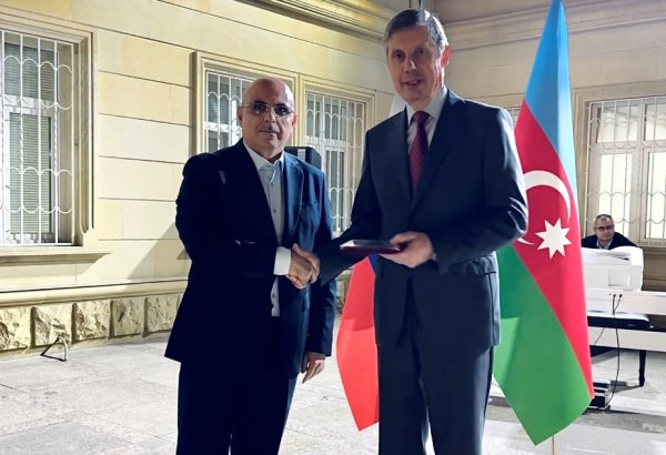 Замдиректора Азербайджанского русского драмтеатра Ильхам Мамедов награжден нагрудным знаком МИД России (ФОТО)