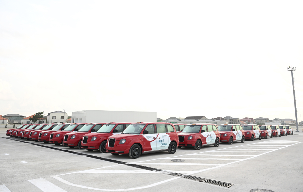 Каковы преимущества использования в Азербайджане такси с электродвигателем?