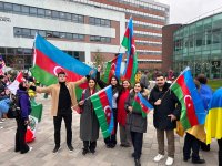 Азербайджанские студенты приняли участие в "Параде флагов" в Шеффилде (ФОТО)
