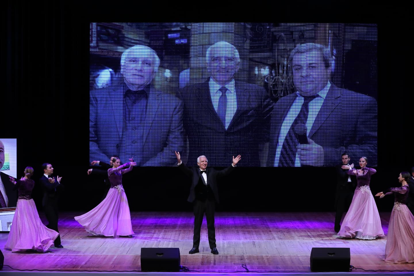 Потрясающий юбилей Ильхама Намига Кямала – Мастер сцены в окружении красавиц (ВИДЕО, ФОТО)