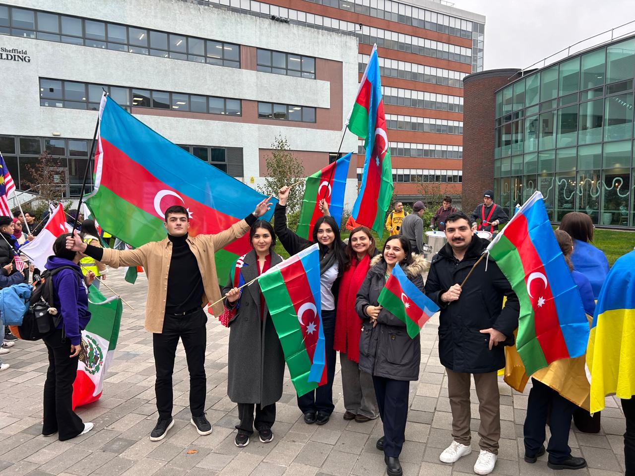 Азербайджанские студенты приняли участие в "Параде флагов" в Шеффилде (ФОТО)