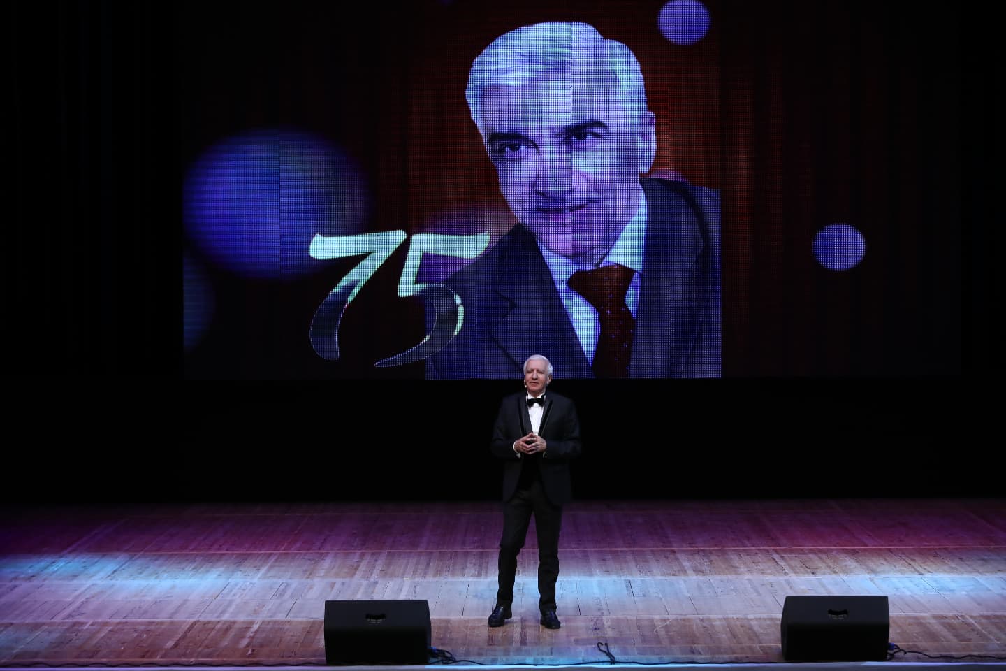 Потрясающий юбилей Ильхама Намига Кямала – Мастер сцены в окружении красавиц (ВИДЕО, ФОТО)