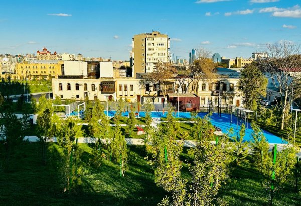 Фотосессия из парка, созданного на бывшей "Советской" в Баку