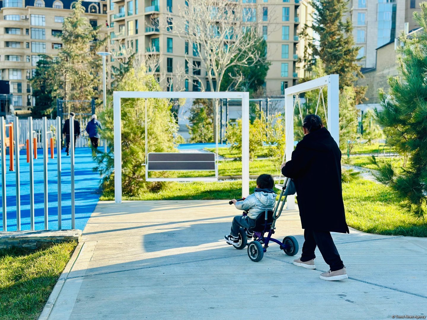 Фотосессия из парка, созданного на бывшей "Советской" в Баку