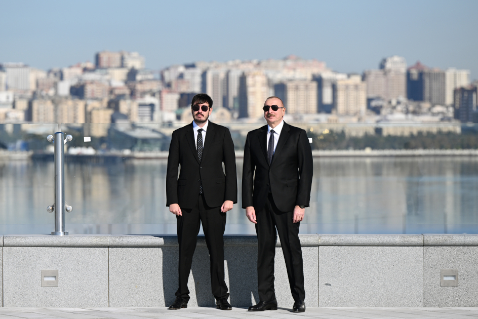 Президент Ильхам Алиев побывал на Площади Государственного флага в Баку, поднял трехцветный флаг Азербайджана (ФОТО/ВИДЕО)