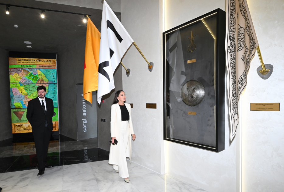 Президент Ильхам Алиев побывал на Площади Государственного флага в Баку, поднял трехцветный флаг Азербайджана (ФОТО/ВИДЕО)