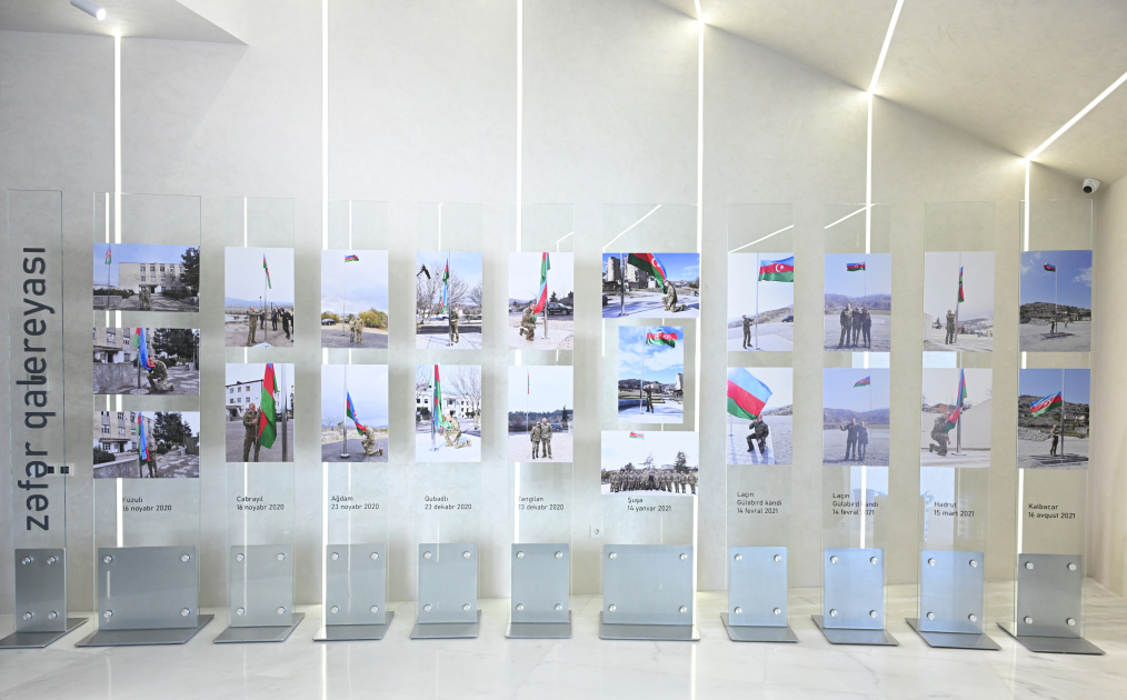 Президент Ильхам Алиев побывал на Площади Государственного флага в Баку, поднял трехцветный флаг Азербайджана (ФОТО/ВИДЕО)