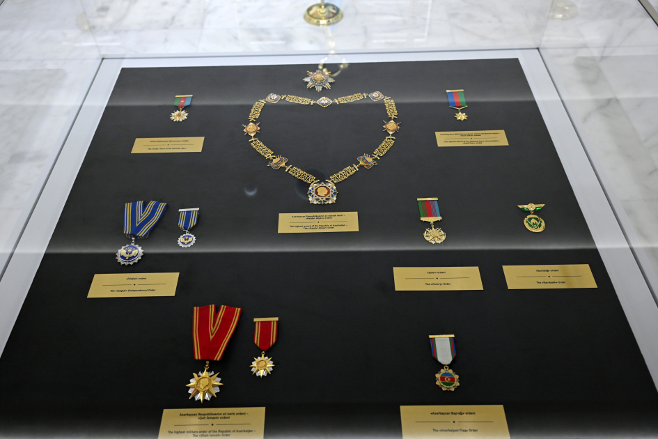 Президент Ильхам Алиев побывал на Площади Государственного флага в Баку, поднял трехцветный флаг Азербайджана (ФОТО/ВИДЕО)