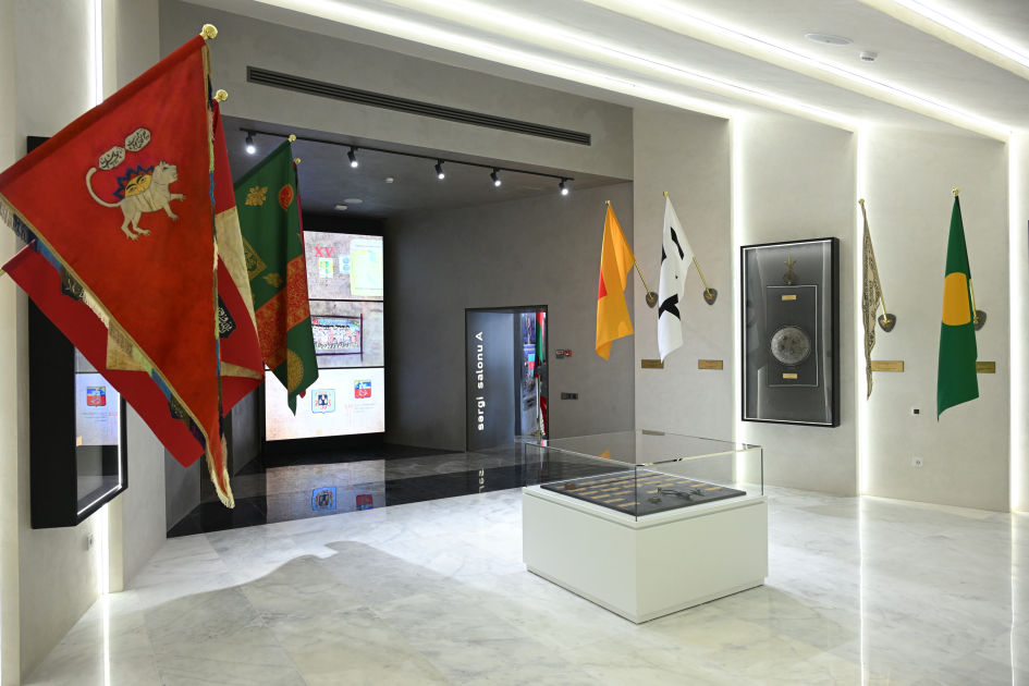 Президент Ильхам Алиев побывал на Площади Государственного флага в Баку, поднял трехцветный флаг Азербайджана (ФОТО/ВИДЕО)