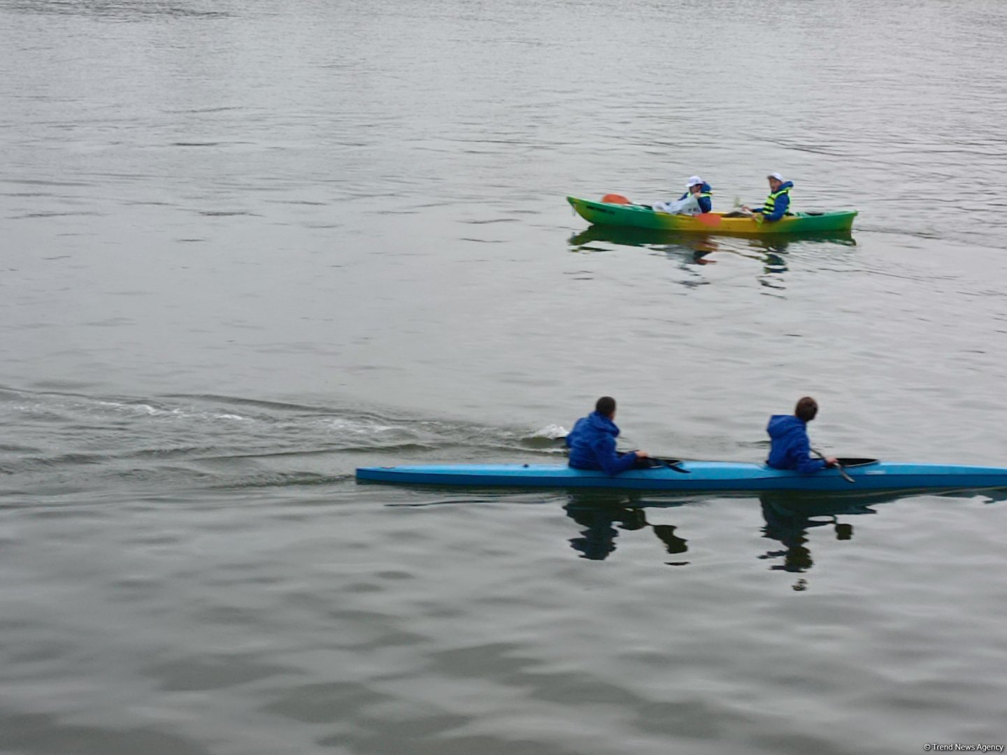 В акватории Бакинского бульвара прошел международный заплыв на байдарках и каноэ в поддержку COP29 (ФОТО)