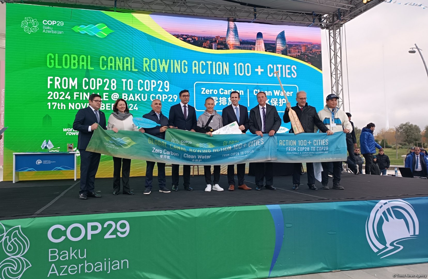 В акватории Бакинского бульвара прошел международный заплыв на байдарках и каноэ в поддержку COP29 (ФОТО)