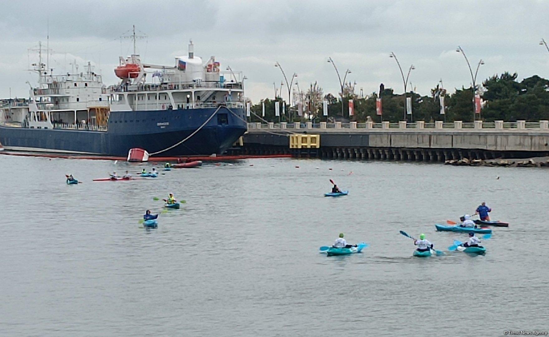 В акватории Бакинского бульвара прошел международный заплыв на байдарках и каноэ в поддержку COP29 (ФОТО)