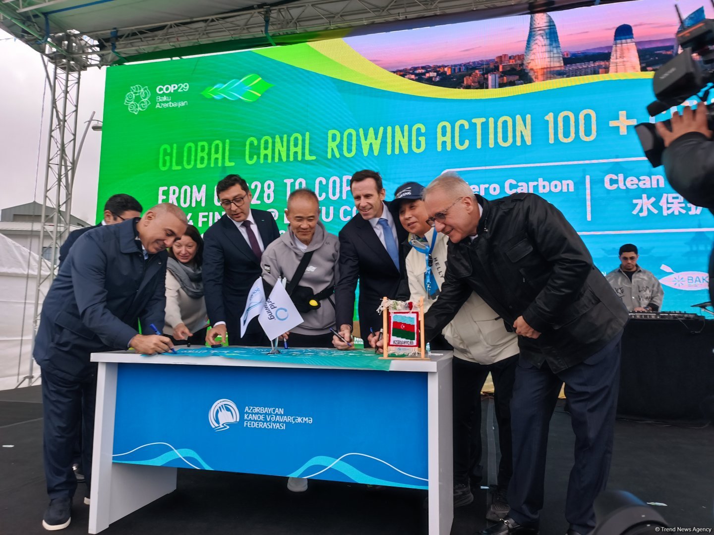 В акватории Бакинского бульвара прошел международный заплыв на байдарках и каноэ в поддержку COP29 (ФОТО)