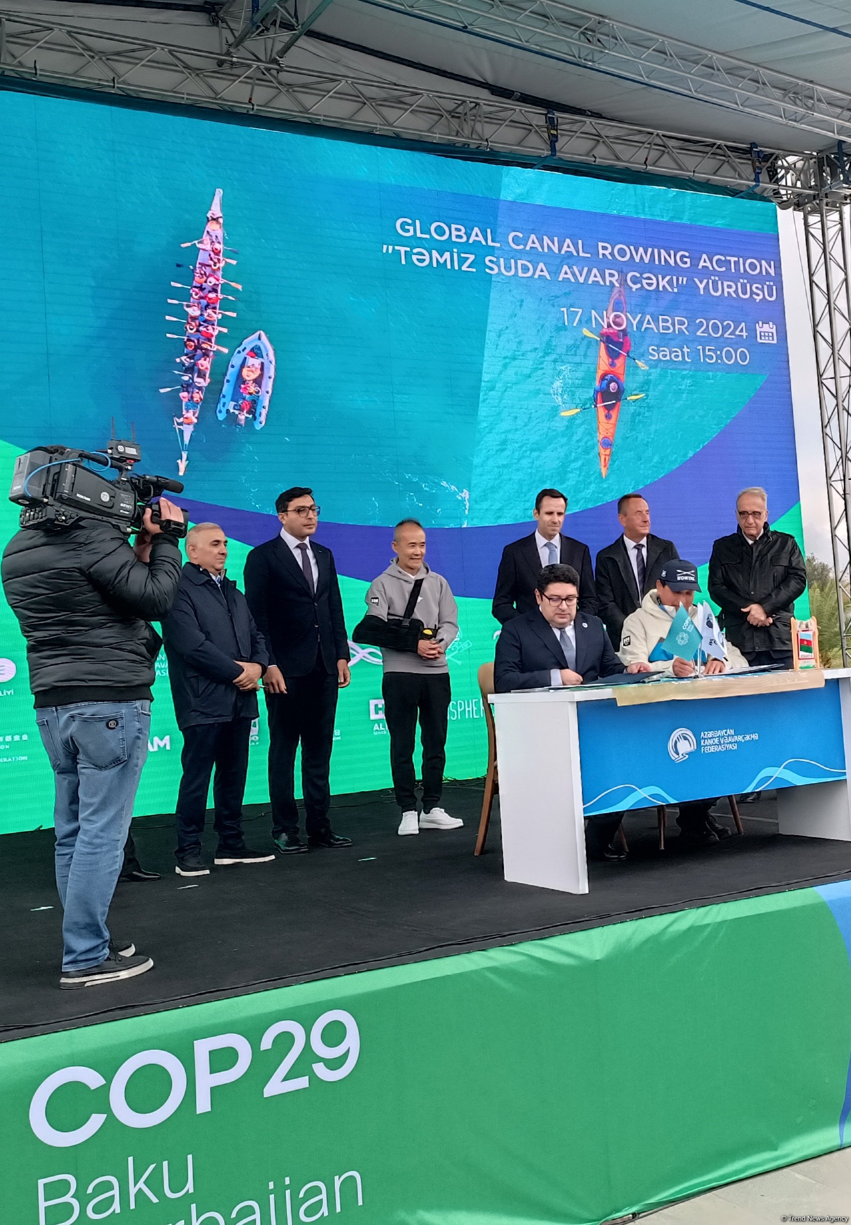 В акватории Бакинского бульвара прошел международный заплыв на байдарках и каноэ в поддержку COP29 (ФОТО)