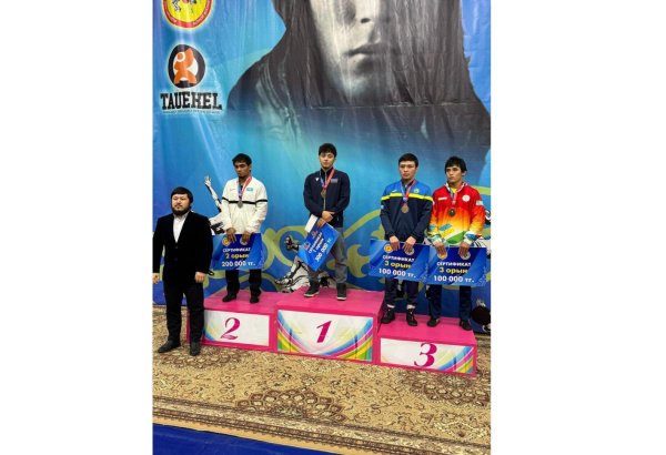 Азербайджанские борцы завоевали две золотые медали на соревнованиях в Казахстане (ФОТО)