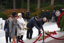 Члены ОО "Альянс" почтили память великого лидера Гейдара Алиева (ФОТО)