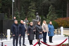 Члены ОО "Альянс" почтили память великого лидера Гейдара Алиева (ФОТО)