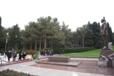 Члены ОО "Альянс" почтили память великого лидера Гейдара Алиева (ФОТО)