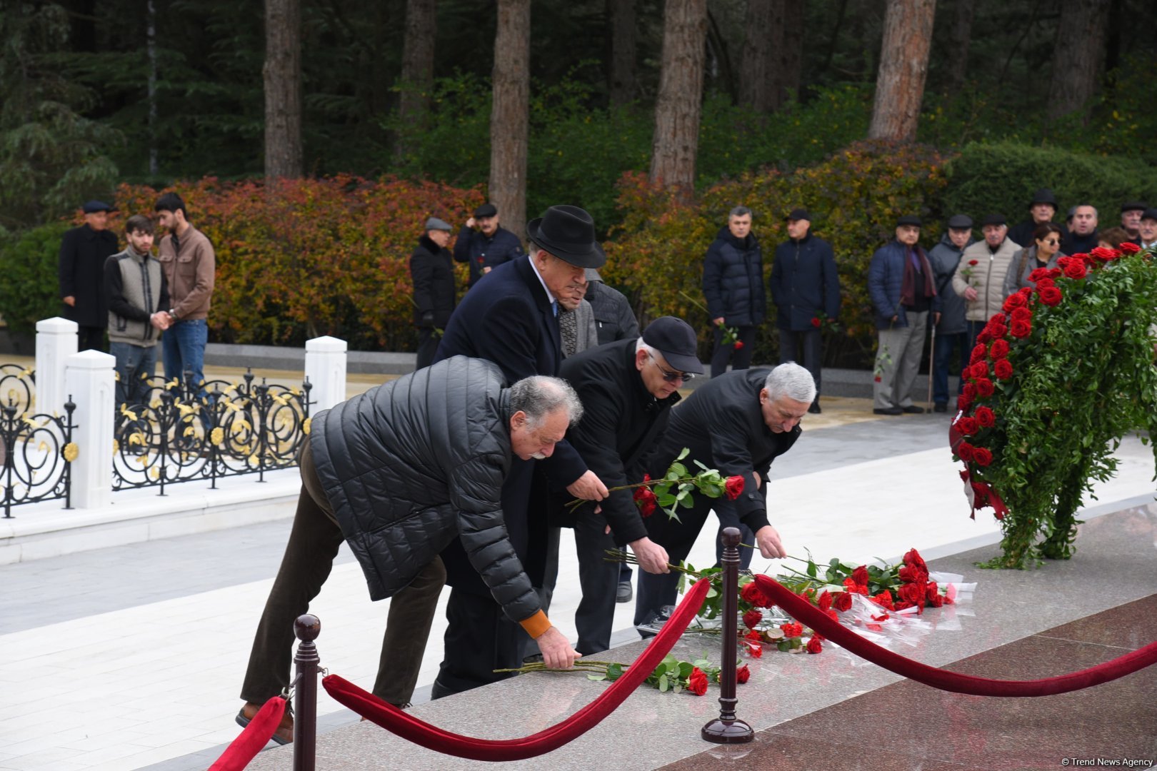 Члены ОО "Альянс" почтили память великого лидера Гейдара Алиева (ФОТО)