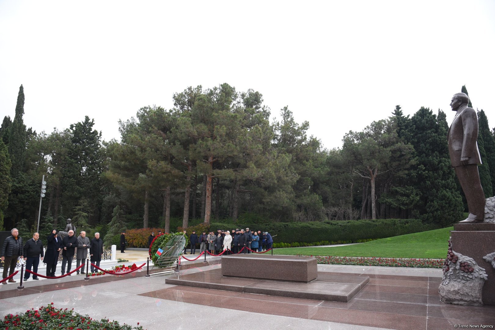 Члены ОО "Альянс" почтили память великого лидера Гейдара Алиева (ФОТО)