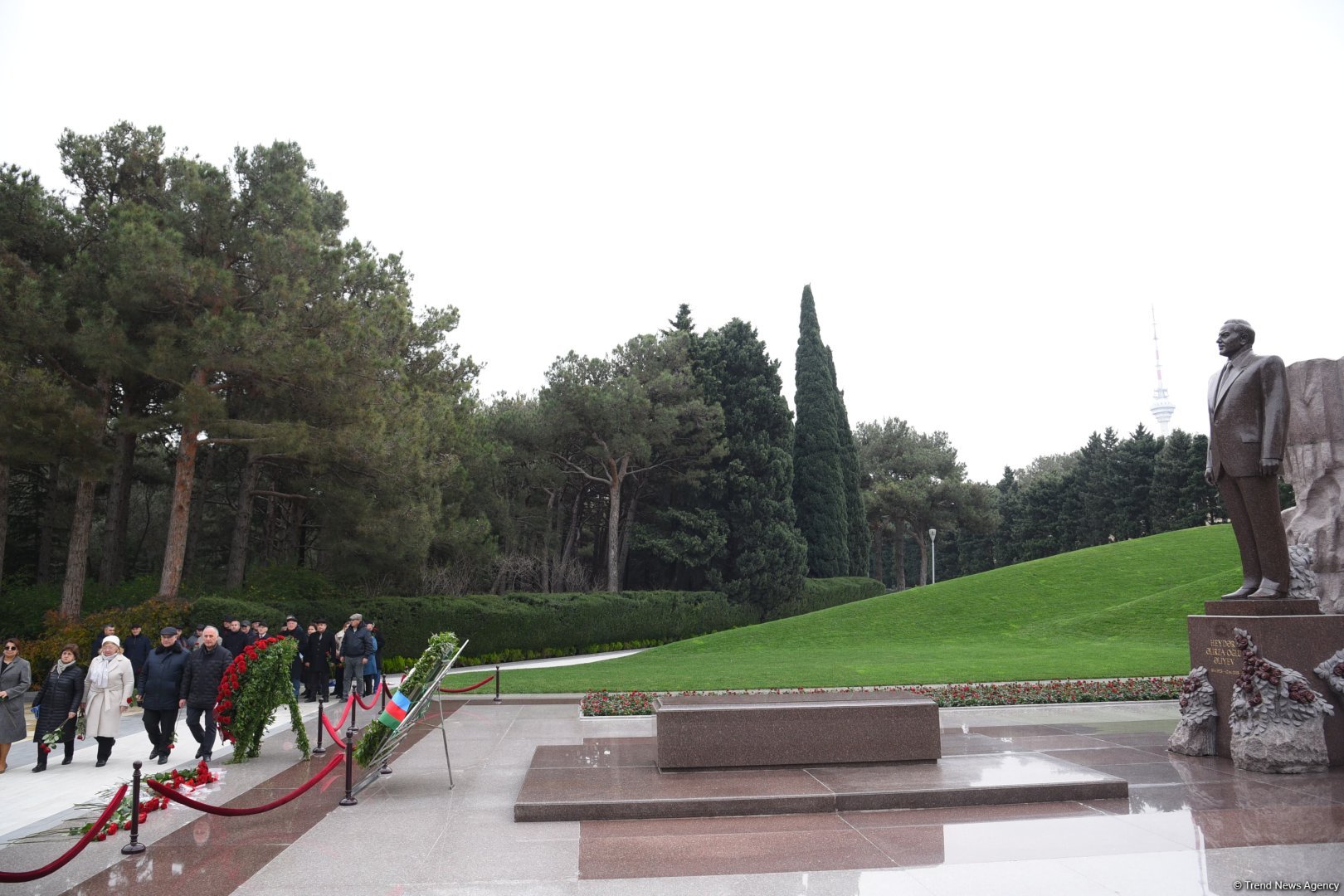 Члены ОО "Альянс" почтили память великого лидера Гейдара Алиева (ФОТО)