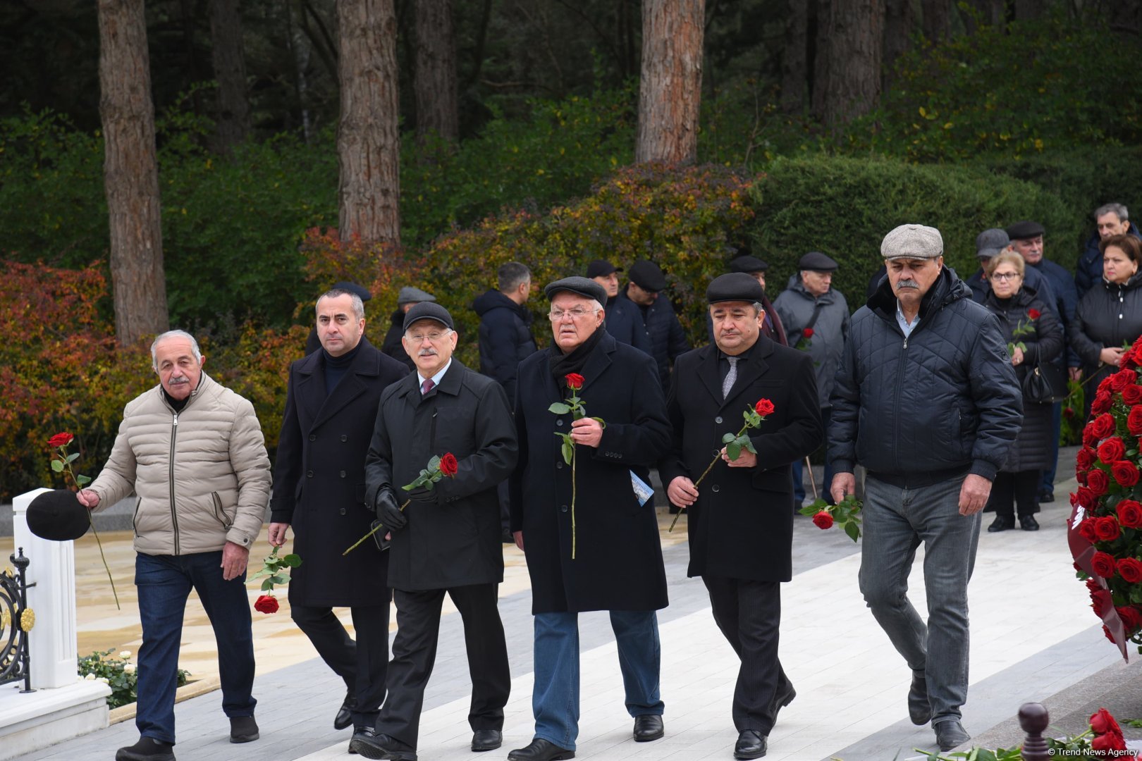 Члены ОО "Альянс" почтили память великого лидера Гейдара Алиева (ФОТО)
