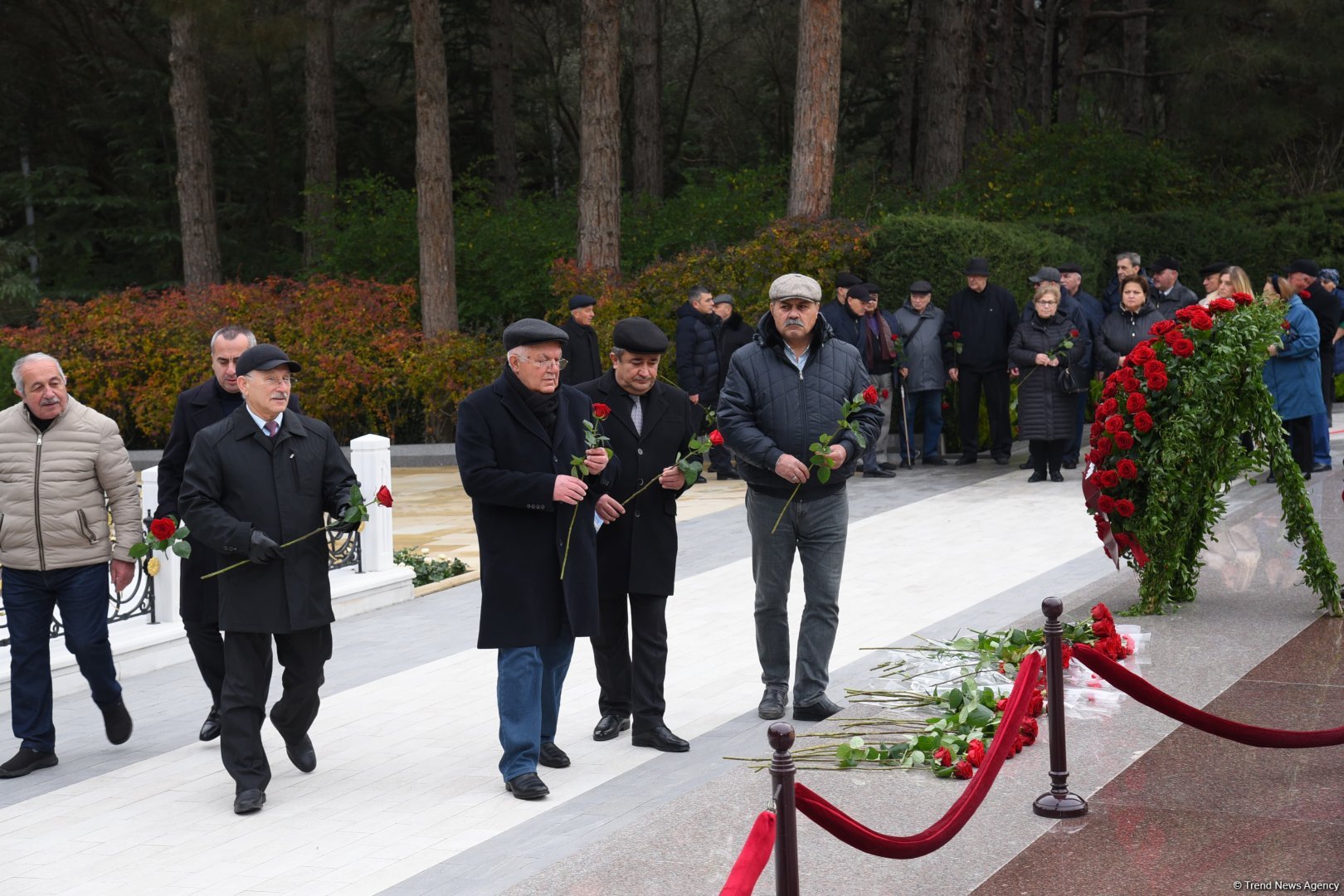 Члены ОО "Альянс" почтили память великого лидера Гейдара Алиева (ФОТО)