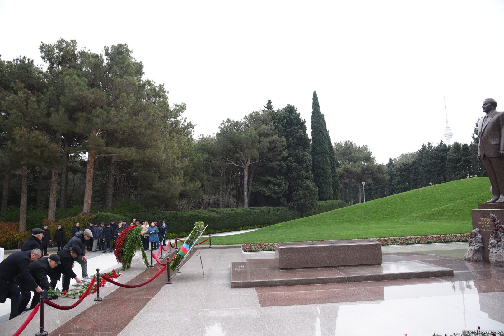 Члены ОО "Альянс" почтили память великого лидера Гейдара Алиева (ФОТО)