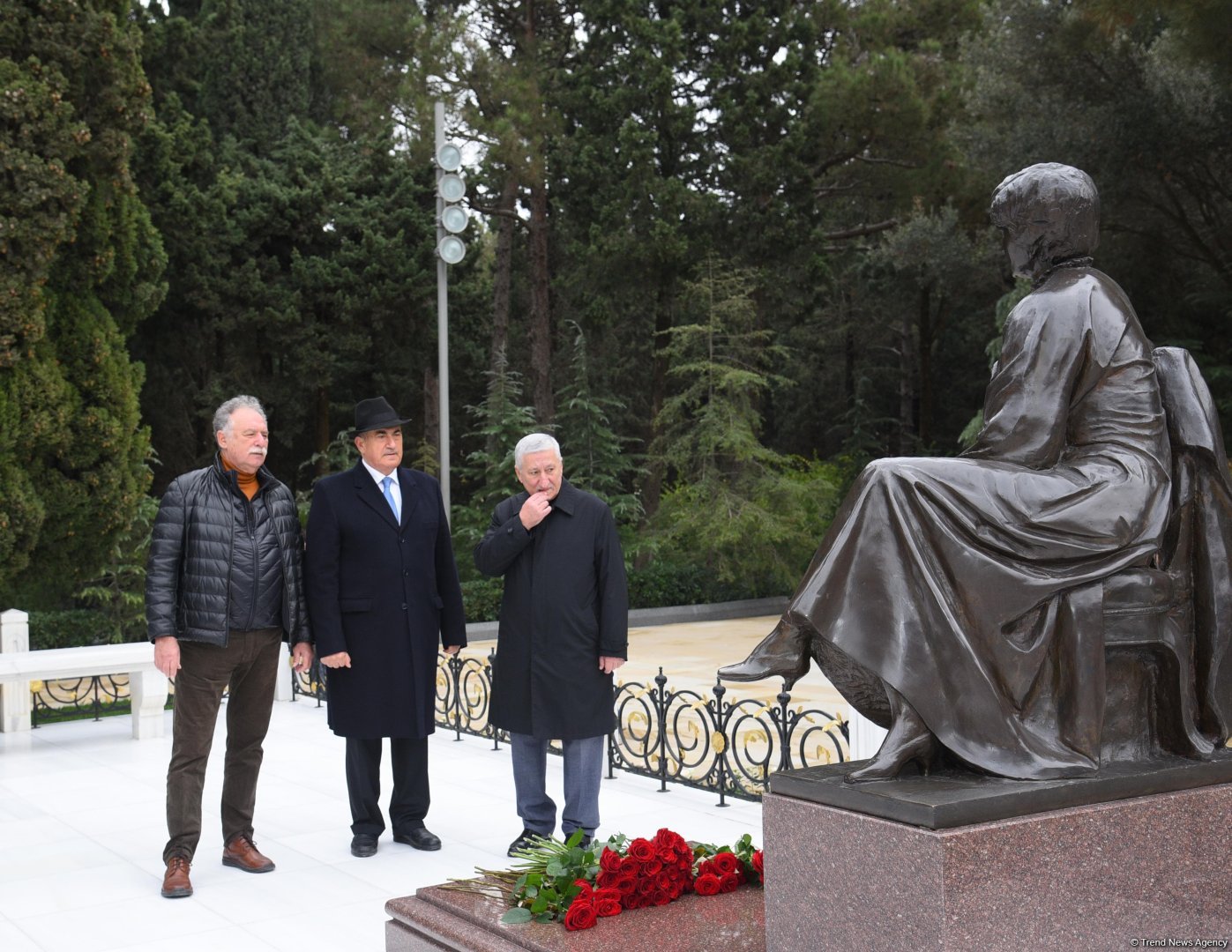 Члены ОО "Альянс" почтили память великого лидера Гейдара Алиева (ФОТО)