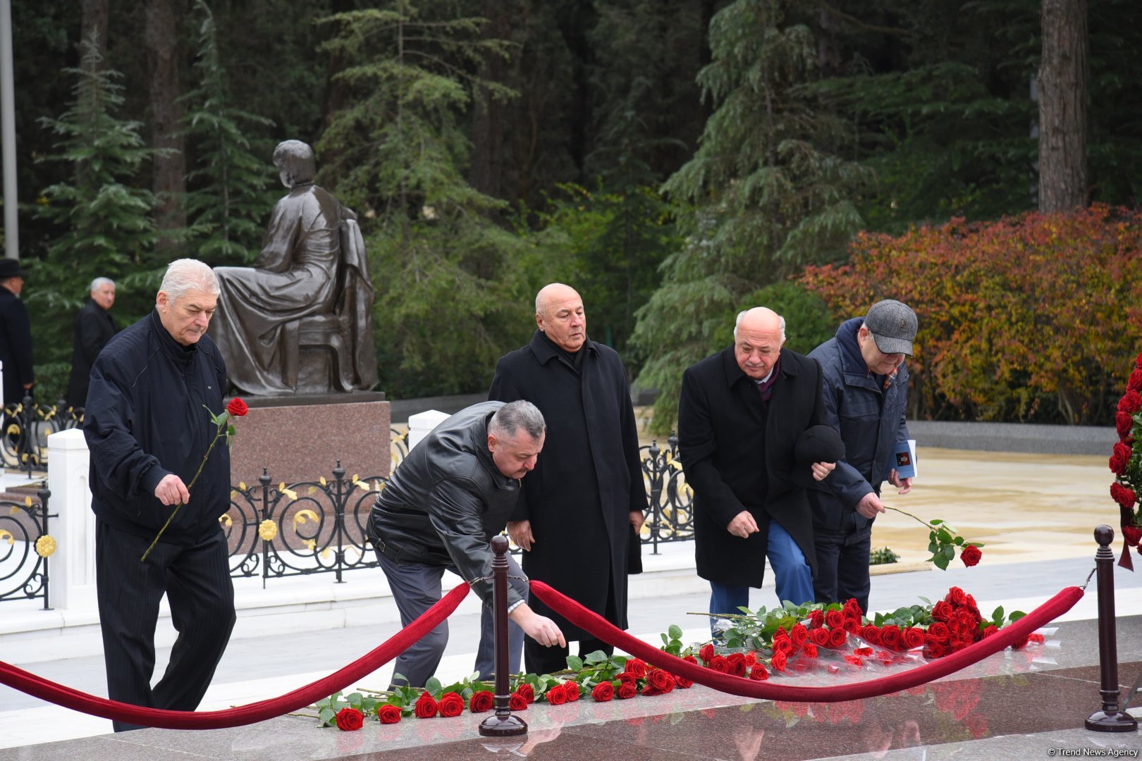 Члены ОО "Альянс" почтили память великого лидера Гейдара Алиева (ФОТО)