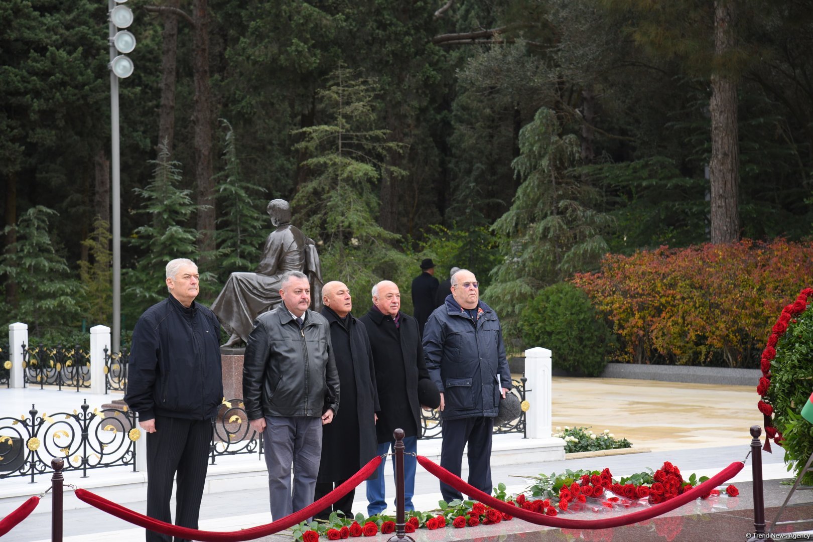 Члены ОО "Альянс" почтили память великого лидера Гейдара Алиева (ФОТО)