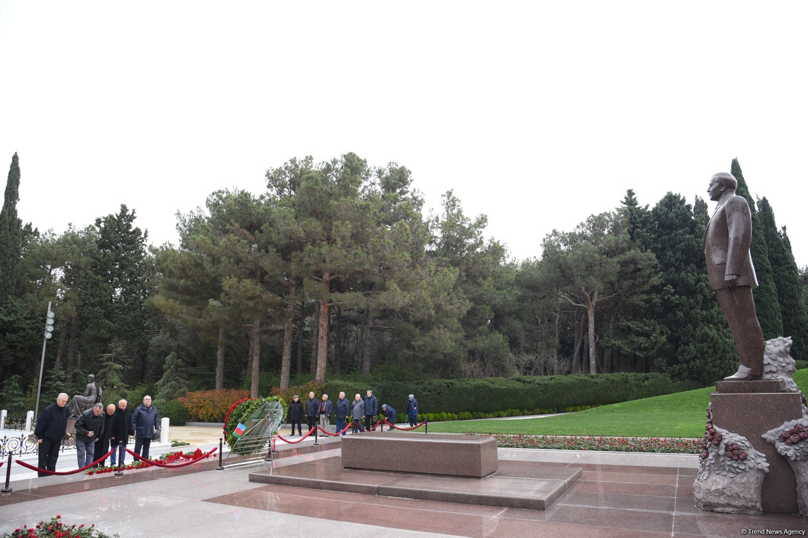 Члены ОО "Альянс" почтили память великого лидера Гейдара Алиева (ФОТО)