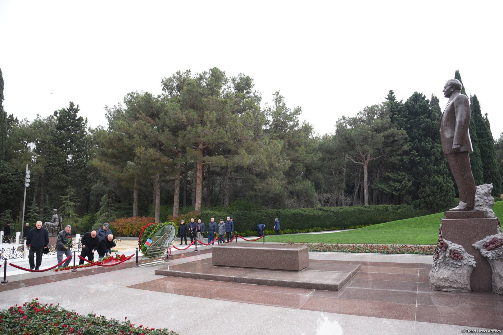 Члены ОО "Альянс" почтили память великого лидера Гейдара Алиева (ФОТО)