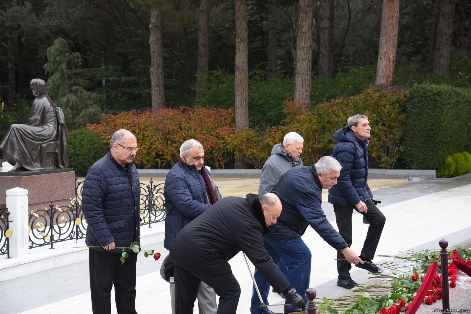 Члены ОО "Альянс" почтили память великого лидера Гейдара Алиева (ФОТО)